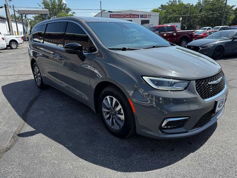 Used 2025 Chrysler Pacifica Select FWD image 13