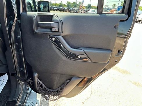 Used 2012 Jeep Wrangler Unlimited Sahara AWD/4WD image 15