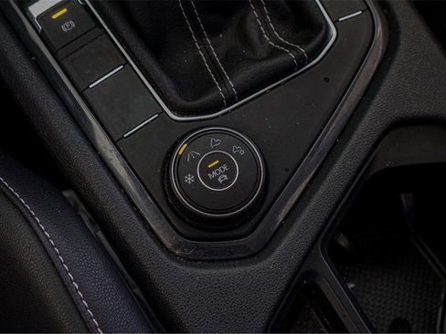 Used 2022 Volkswagen Tiguan SE image 15