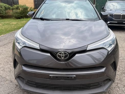 Used 2019 Toyota C-HR XLE FWD image 2