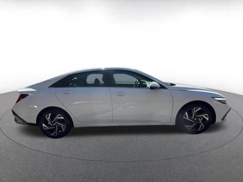 Used 2025 Hyundai Elantra Limited image 16