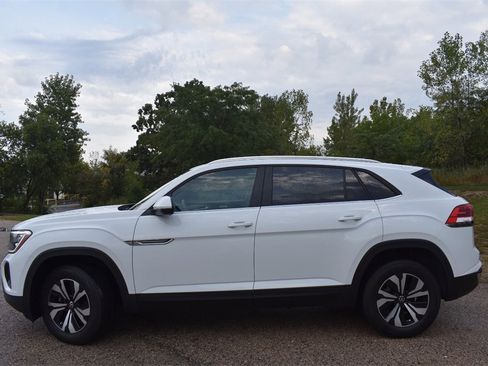 Used 2024 Volkswagen Atlas Cross Sport SE image 3