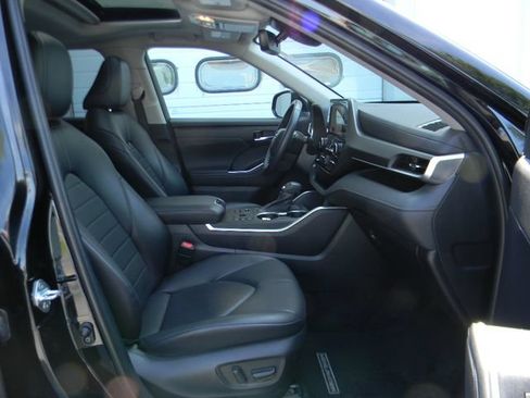 Used 2023 Toyota Highlander XLE AWD/4WD image 28