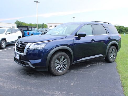 Used 2022 Nissan Pathfinder SV AWD/4WD image 3