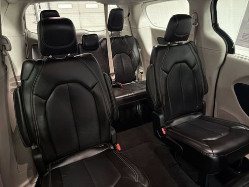 Used 2024 Chrysler Pacifica Touring-L image 18