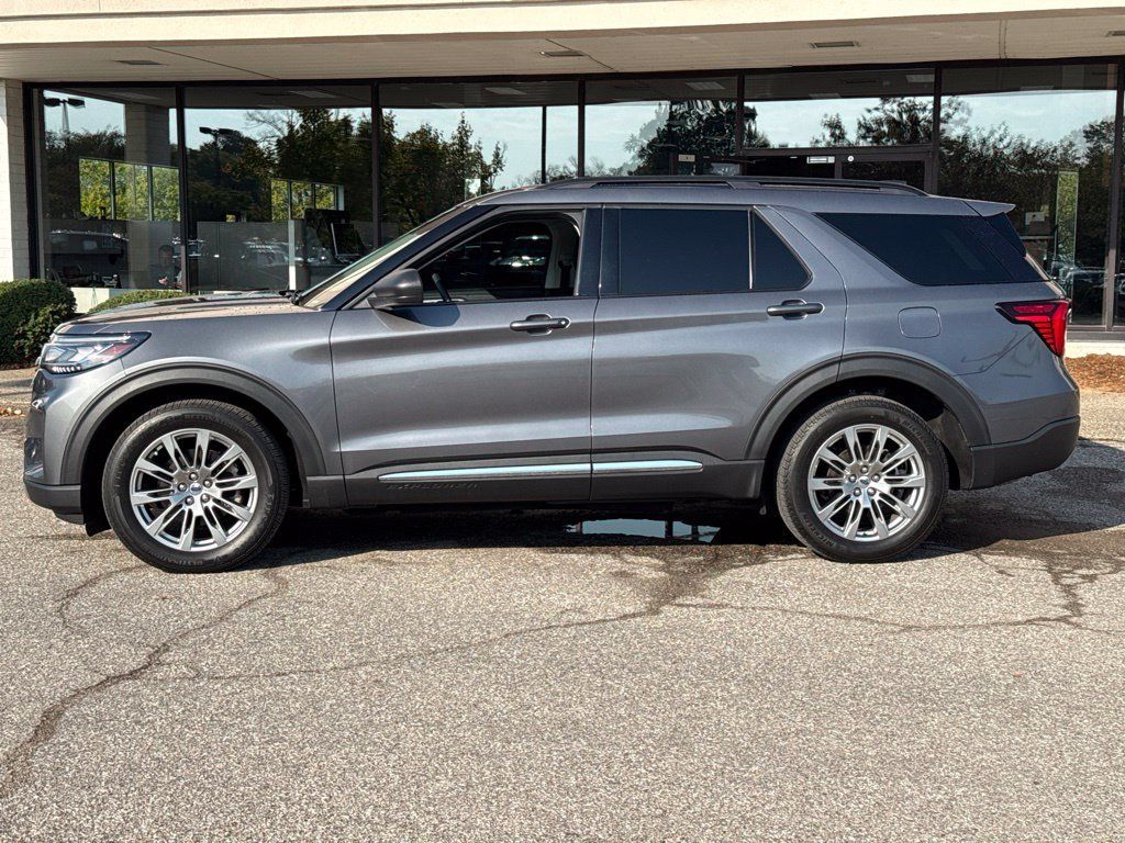 Used 2025 Ford Explorer Active w/ Active Comfort Package AWD/4WD image 7