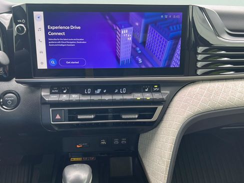 Used 2025 Toyota Camry XLE FWD image 13