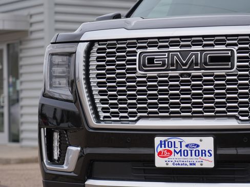 Used 2021 GMC Yukon XL Denali w/ Denali Premium Package image 11