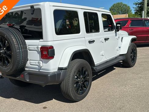 Used 2025 Jeep Wrangler Unlimited Sahara AWD/4WD image 8