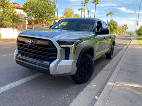 Used 2022 Toyota Tundra SR5 w/ SR5 Convenience Package AWD/4WD image 2