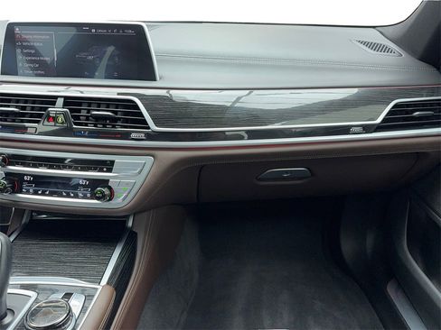 Used 2022 BMW 750i xDrive w/ Luxury Rear Seating Package image 19