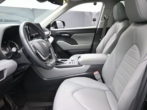 Used 2023 Toyota Highlander L image 17