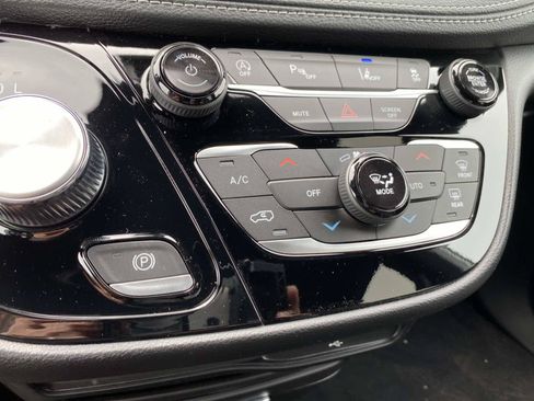 New 2027 Chrysler Pacifica Select FWD image 12