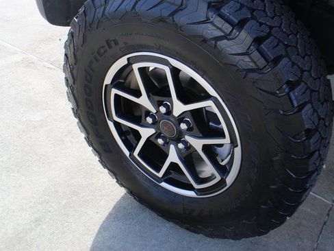 Used 2025 Jeep Wrangler Unlimited Rubicon image 3