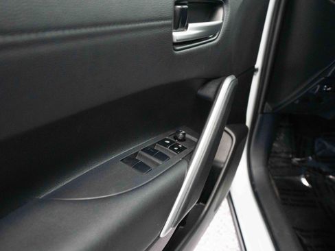 Used 2023 Toyota Corolla Cross XLE image 7