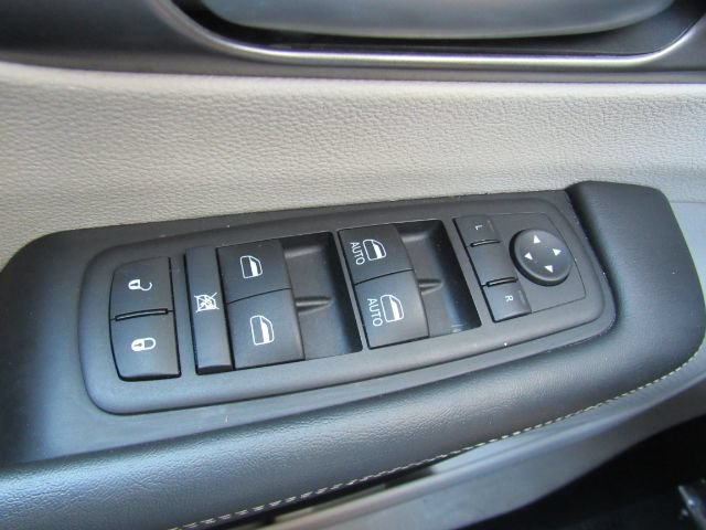 Used 2024 Chrysler Pacifica Touring-L FWD image 40