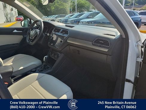 Certified 2021 Volkswagen Tiguan SE w/ Panoramic Sunroof Package AWD/4WD image 44