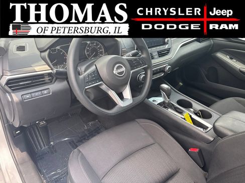 Used 2025 Nissan Altima 2.5 SV FWD image 11