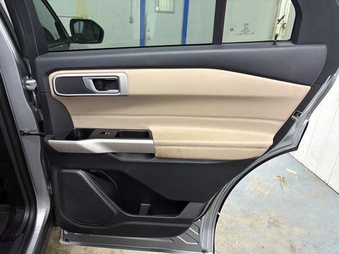 Used 2023 Ford Explorer XLT AWD/4WD image 16