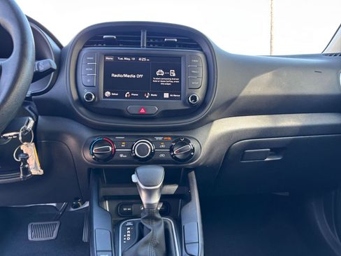 Used 2025 Kia Soul LX w/ LX Technology Package FWD image 17