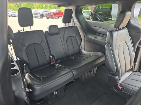 Used 2025 Chrysler Pacifica Select FWD image 12