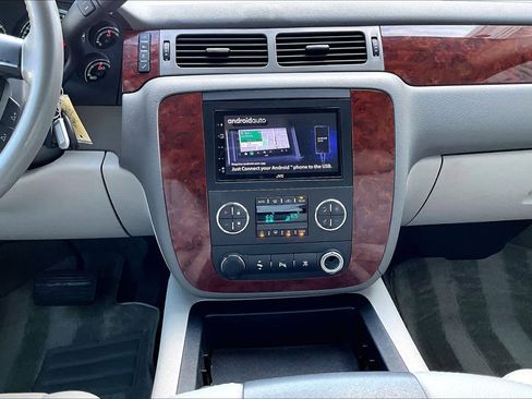 Used 2010 Chevrolet Suburban LT image 6