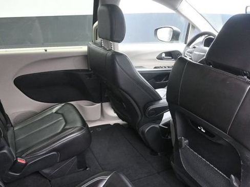 Used 2023 Chrysler Pacifica Touring-L FWD image 11