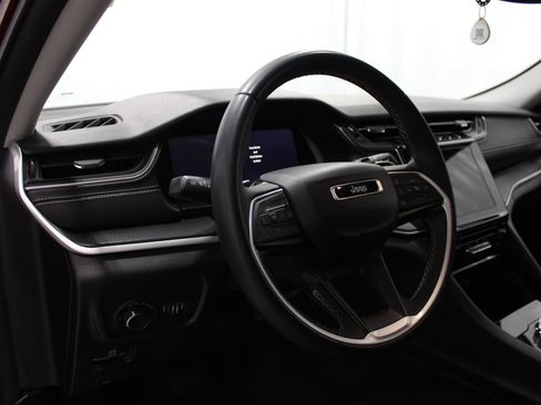 Used 2023 Jeep Grand Cherokee Laredo AWD/4WD image 12