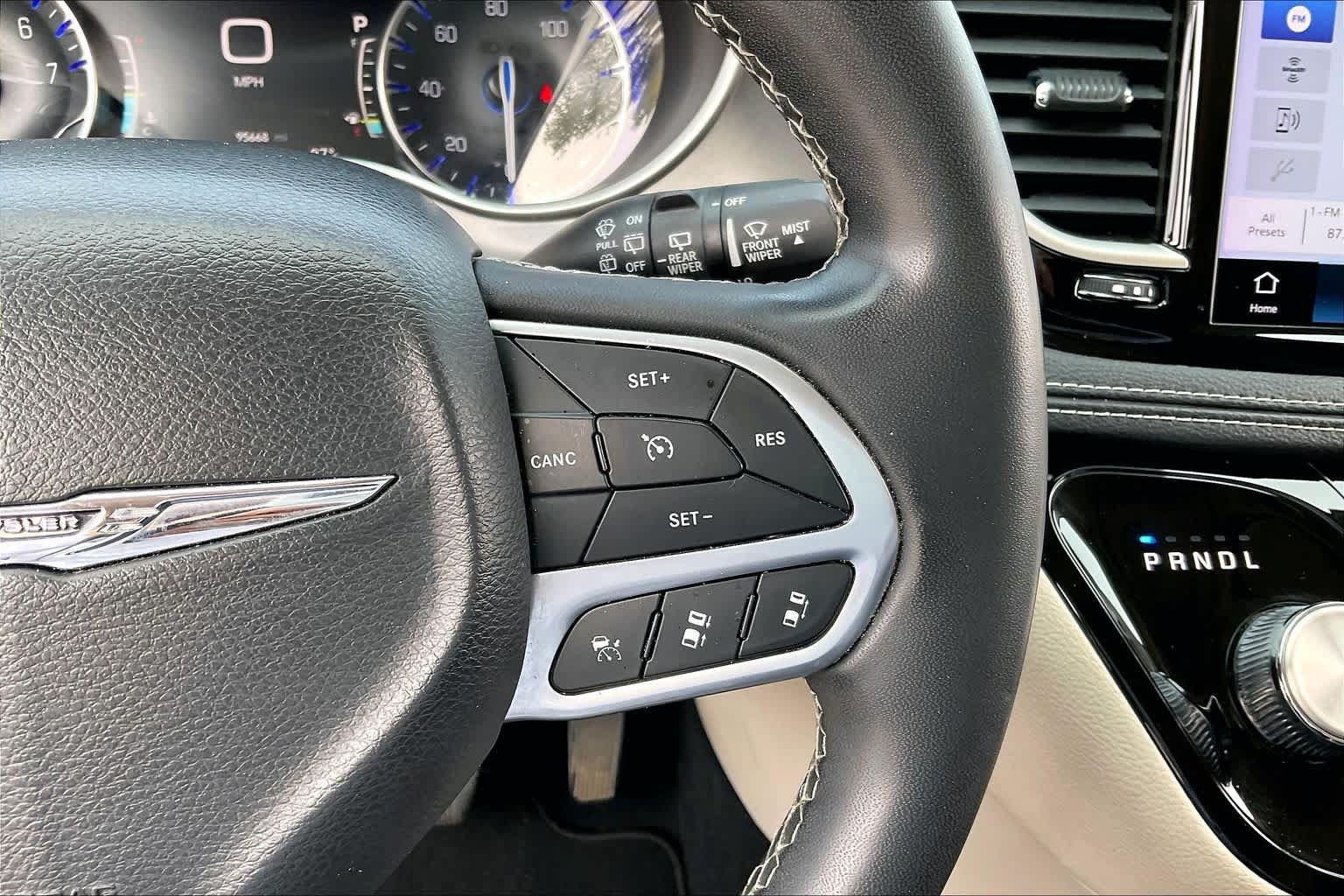 Used 2023 Chrysler Pacifica Touring-L FWD image 21