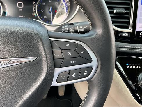 Used 2023 Chrysler Pacifica Touring-L FWD image 21