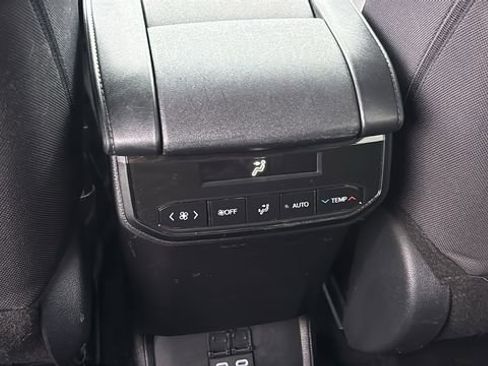 Used 2025 Toyota Highlander LE image 9
