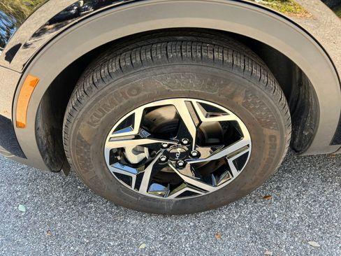 Used 2025 Kia Sportage LX image 24