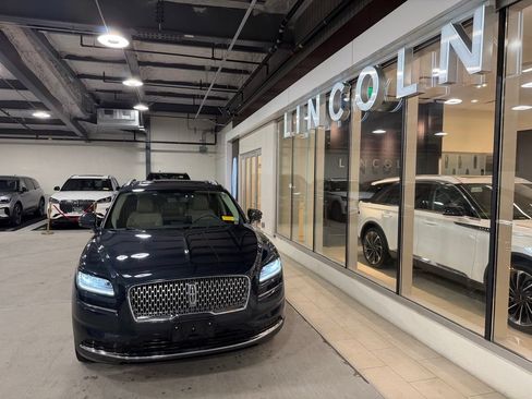 Used 2023 Lincoln Nautilus Reserve AWD/4WD image 2