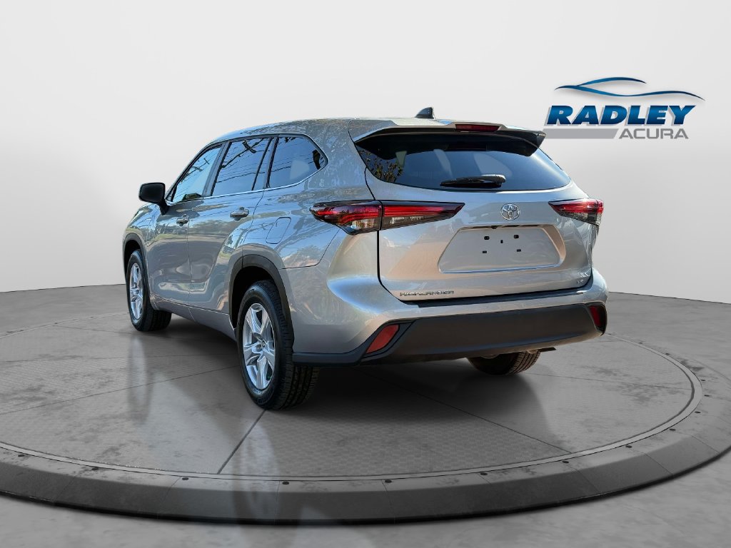 Used 2025 Toyota Highlander LE FWD image 5