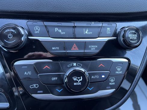 Used 2025 Chrysler Pacifica Select image 38