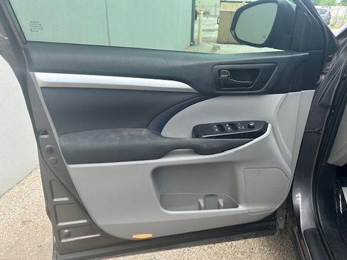 Used 2019 Toyota Highlander LE FWD image 12