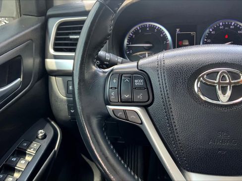 Used 2017 Toyota Highlander XLE image 23