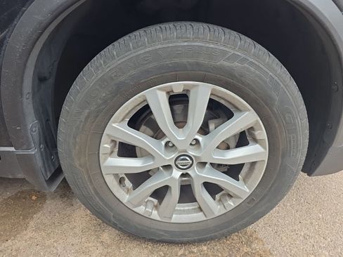 Used 2018 Nissan Rogue SV image 2