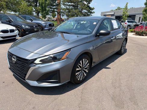 Used 2024 Nissan Altima 2.5 SV FWD image 3