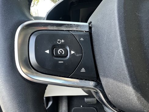 Used 2023 Volvo XC40 B5 Plus image 19