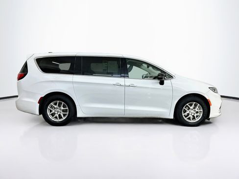 Used 2024 Chrysler Pacifica Touring-L FWD image 10