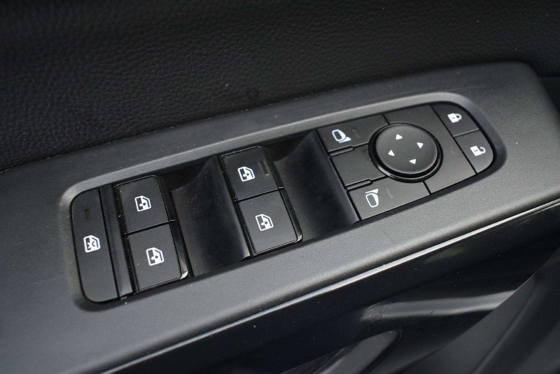 Used 2025 Nissan Pathfinder SV AWD/4WD image 13