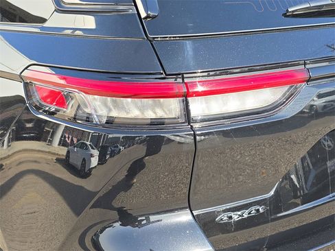 Used 2024 Jeep Grand Cherokee Limited w/ Black Appearance Package image 33