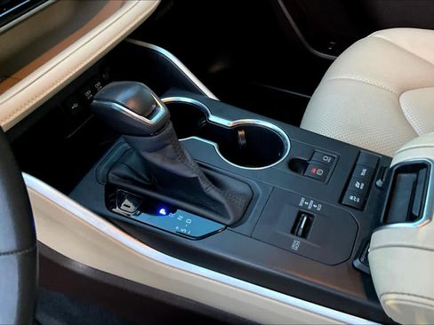 Used 2020 Toyota Highlander XLE image 16