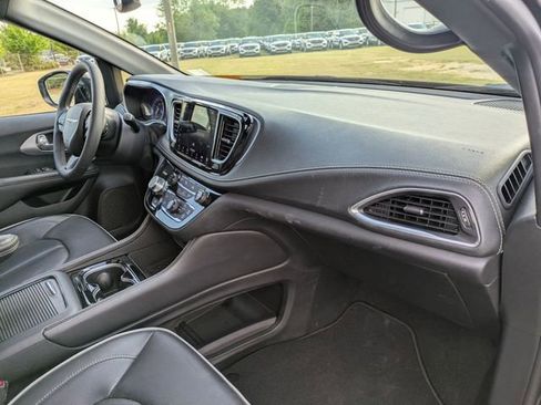 Used 2025 Chrysler Pacifica Limited FWD image 34