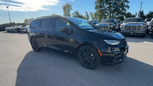 Used 2025 Chrysler Pacifica Limited FWD image 3