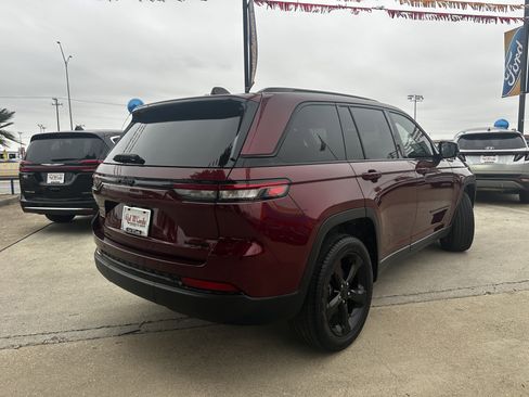 Used 2023 Jeep Grand Cherokee Limited w/ Black Appearance Package AWD/4WD image 5