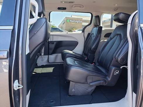 Used 2023 Chrysler Pacifica Touring-L FWD image 11