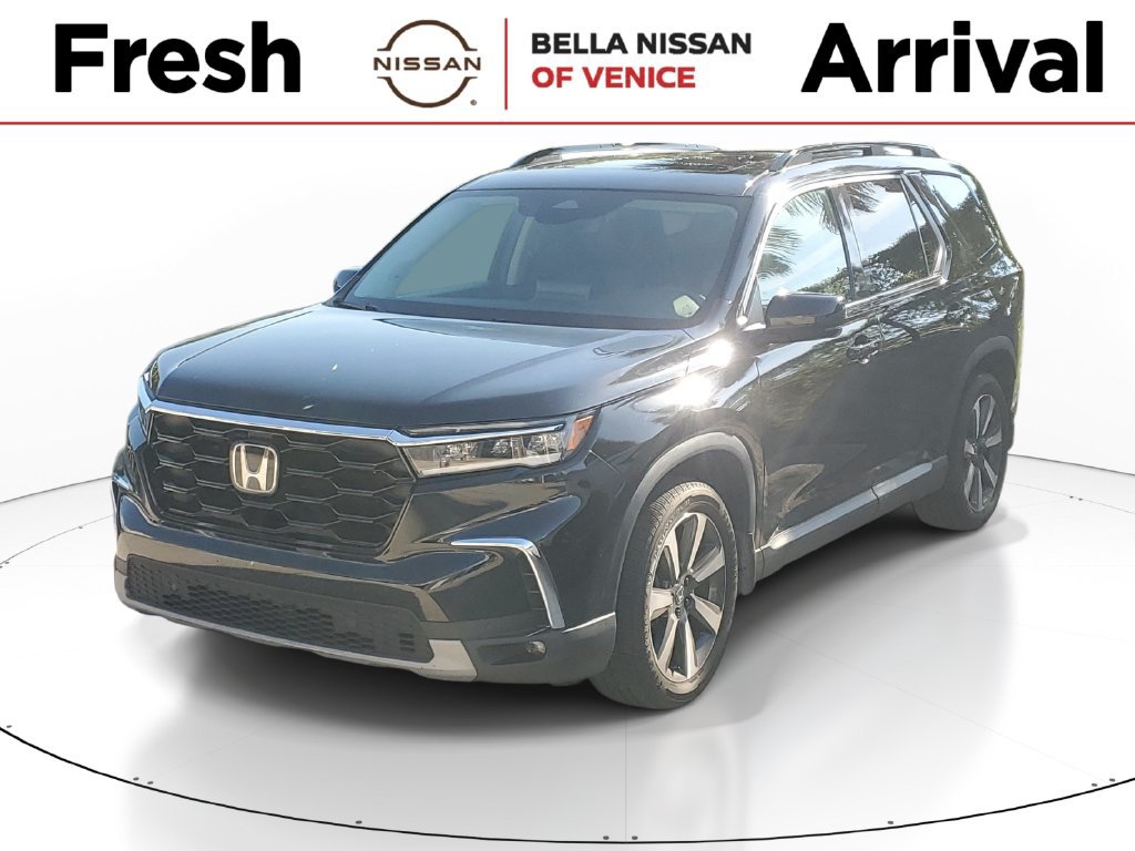 Used 2025 Honda Pilot Touring image 1