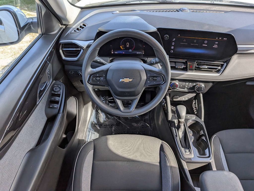 Used 2025 Chevrolet TrailBlazer LT FWD image 12